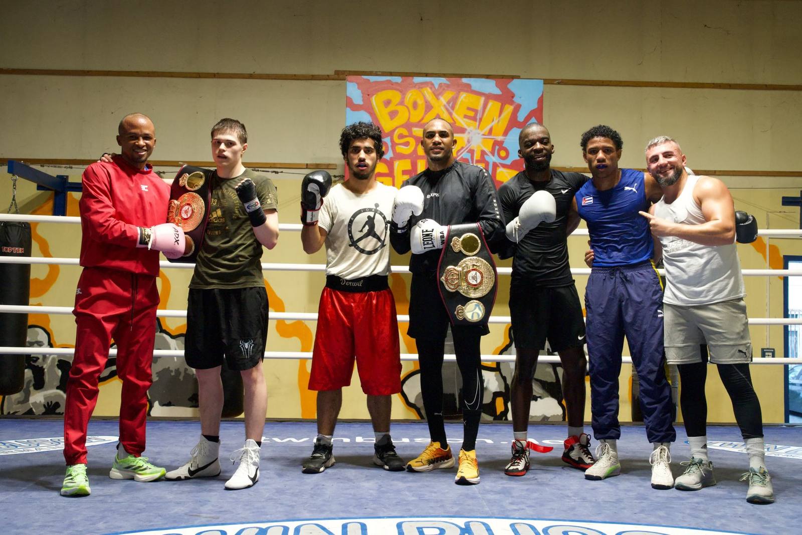 Kubas Boxstars Lazaro Alvarez und Arlen Lopez begeistern Berliner Nachwuchs beim Media Day