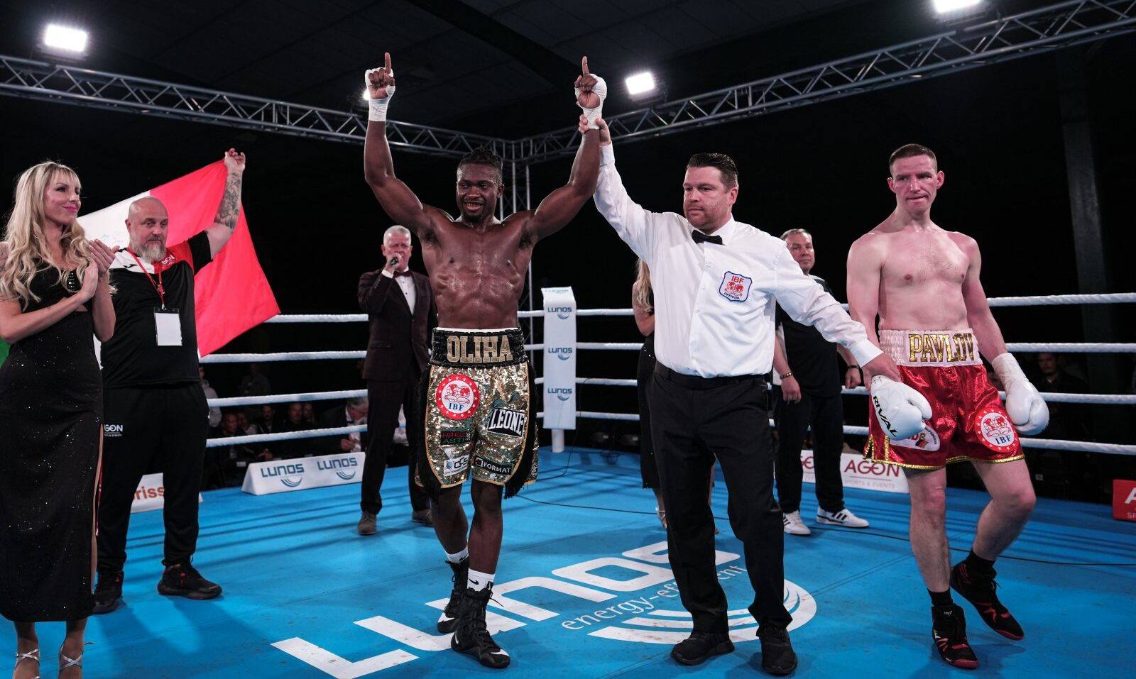 Etinosa Oliha gewinnt vorzeitig gegen Alexander Pavlov in IBF-Eliminator!